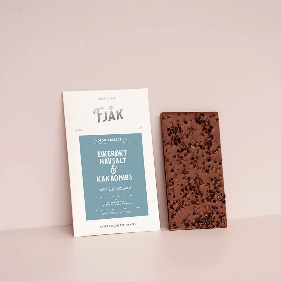 FJAK SJOKOLADE 45% Nibs mléčná čokoláda uzená sůl