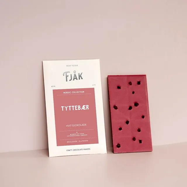 Fjåk Sjokolade Hvit tyttebær bílá čokoláda brusinka
