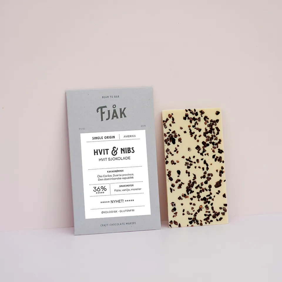 FJAK Hvit & Nibs bílá čokoláda s nibsy